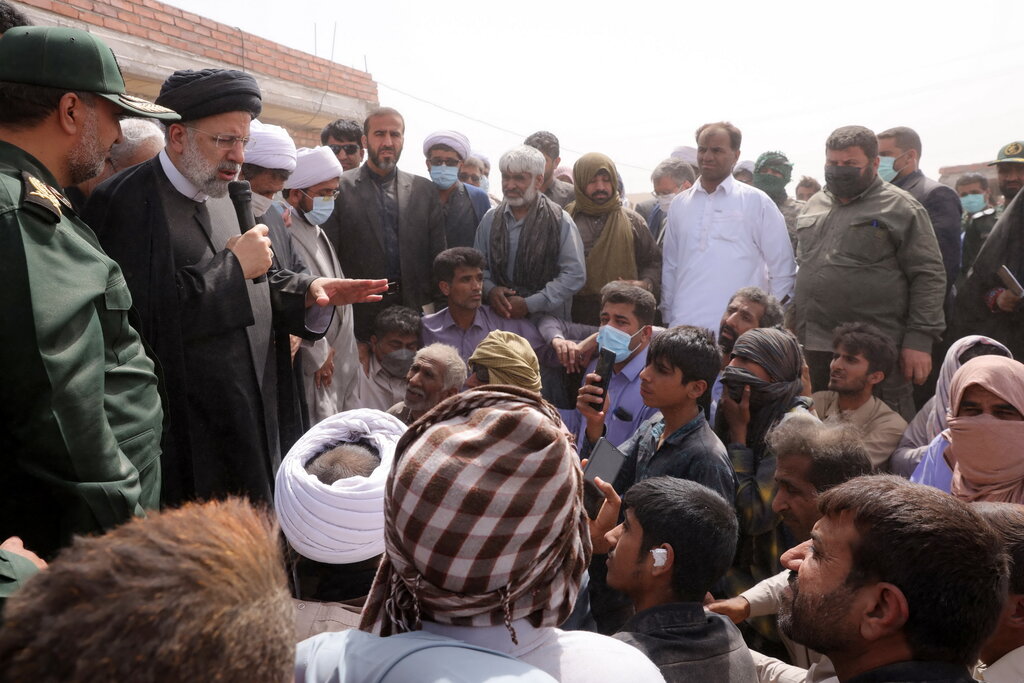 خبر مهم رئیسی درباره تشکیل یک استان جدید | لذت من در جمع مردم بودن و رفع دغدغه آنهاست حضور رئیسی در جمع مردم روستای کروچان کرمان