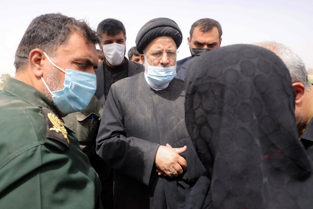 حضور رئیسی در جمع مردم روستای کروچان کرمان