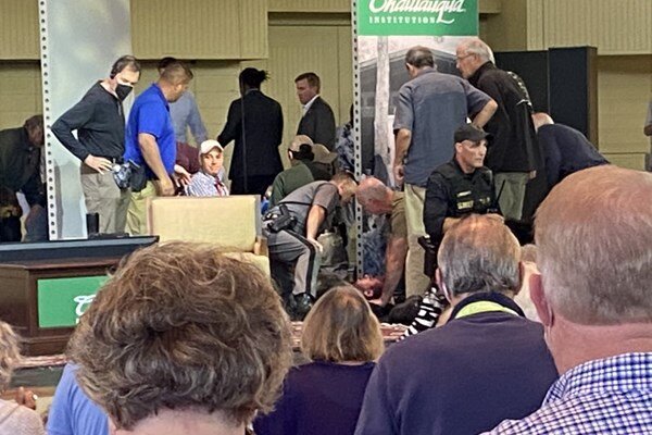 اولین تصاویر حمله به سلمان رشدی در آمریکا