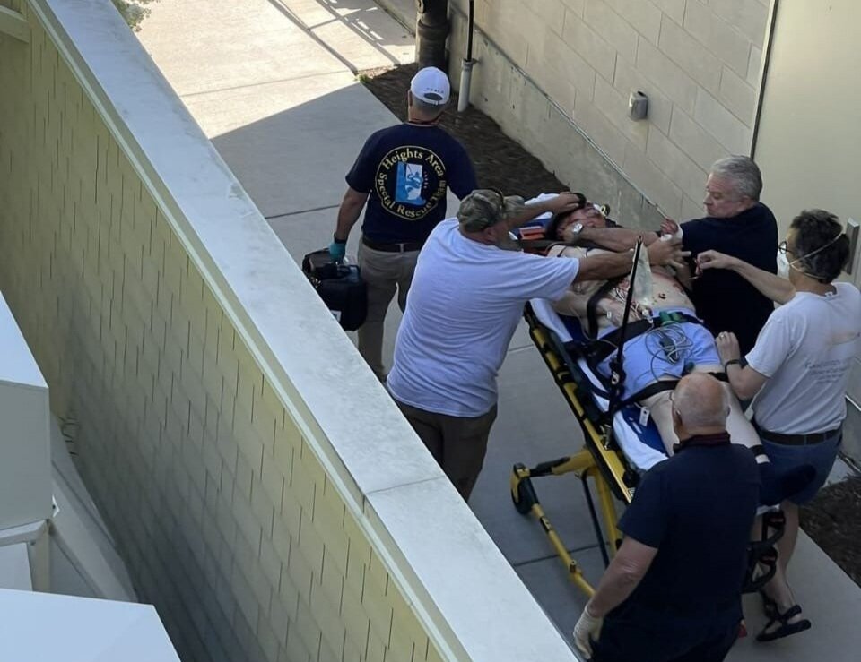 اولین تصاویر حمله به سلمان رشدی در آمریکا | لحظه حمله و انتقال به بیمارستان را ببینید