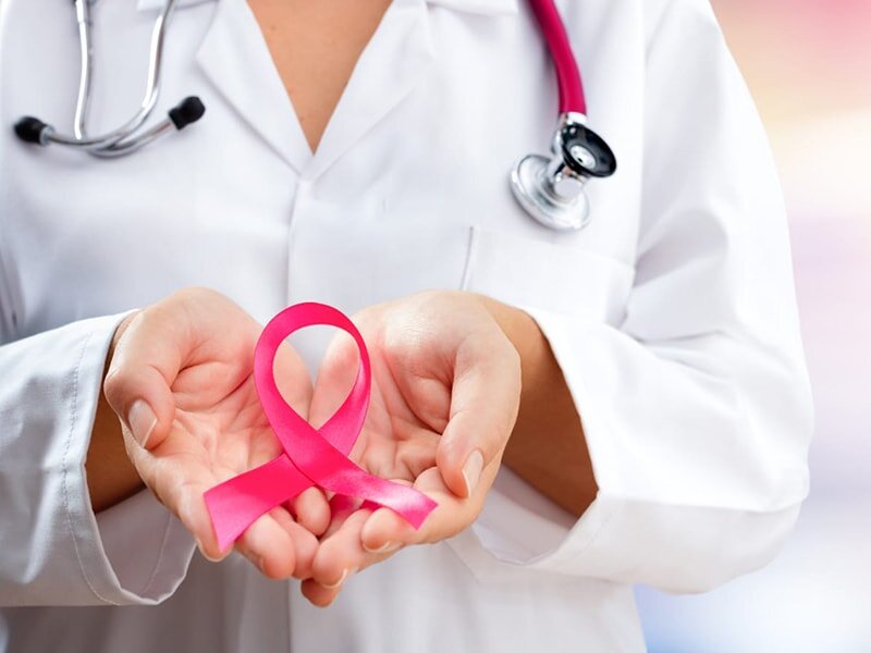 علائم سرطان پستان در زنان | چطور احتمال ابتلا به سرطان پستان را کاهش دهیم؟