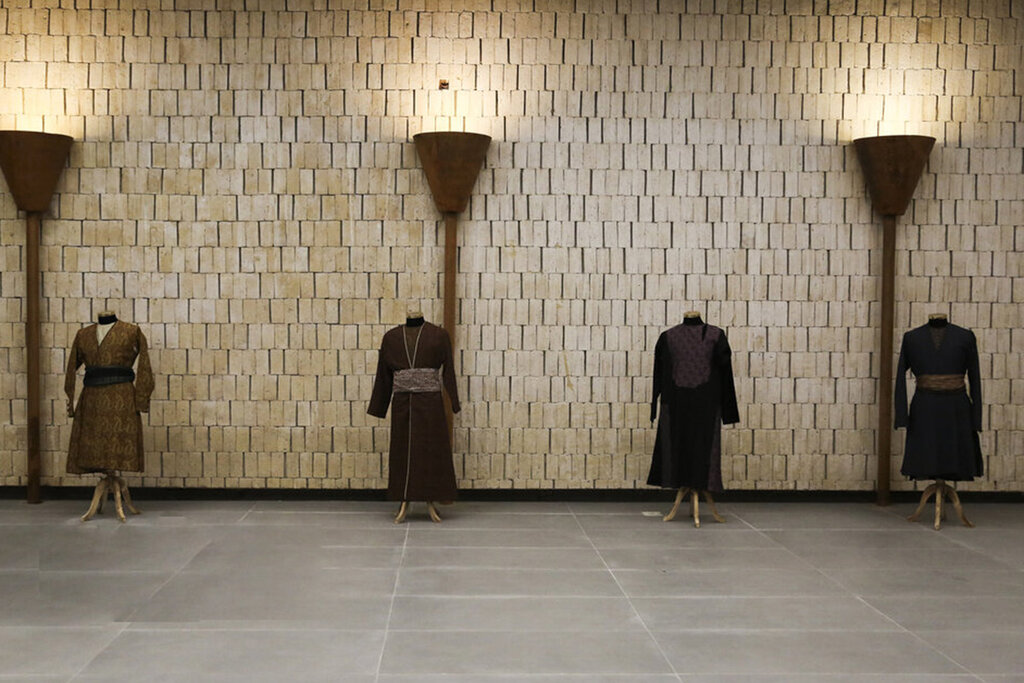 نمایشگاه لباس از دوره زندیه در سالن ایستگاه مترو