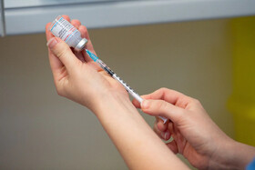 انگلیس به عنوان نخستین کشور واکسن کرونای اُمیکرون شرکت مدرنا را تایید می‌کند