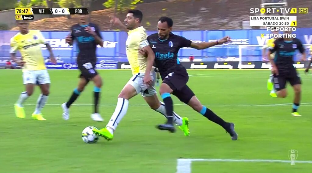 تصاویر | بزرگنمایی جنجالی طارمی | واکنش ستاره ایرانی به خشم مدافع ویزلا و دخالت فوری داور