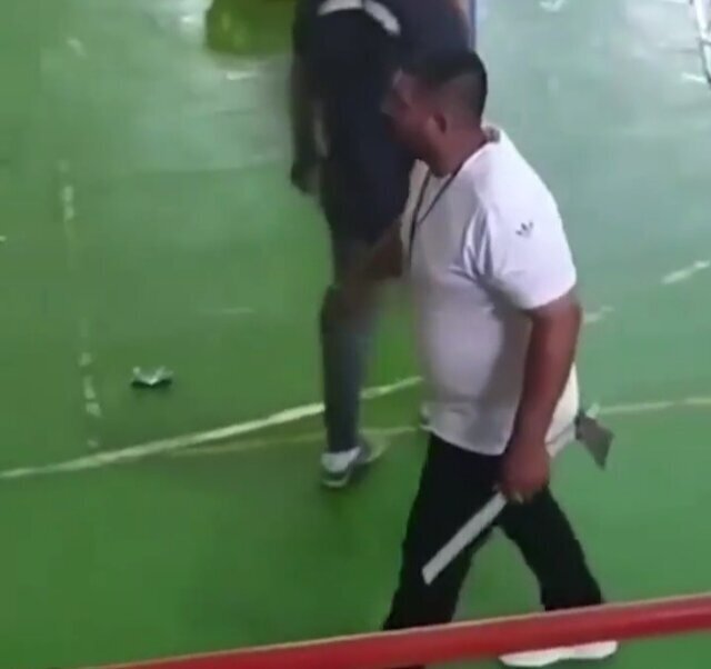 انکار عجیب در خصوص فرد تبر به دست در مسابقات کشتی | تبر را به پایه صندلی تبدیل کردند!