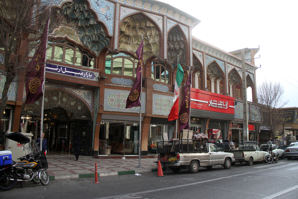 گشت و گذار در بازار مبل یافت‌آباد | ایرانیان برای محصولات خارجی حرفه‌ای تبلیغ می‌کنند! 