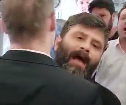 تصاویری دیگر از کتک خوردن مسافران پرواز نجف توسط نماینده قشم‌ایر | پاسخ عجیب به درماندگی مردم در گرما