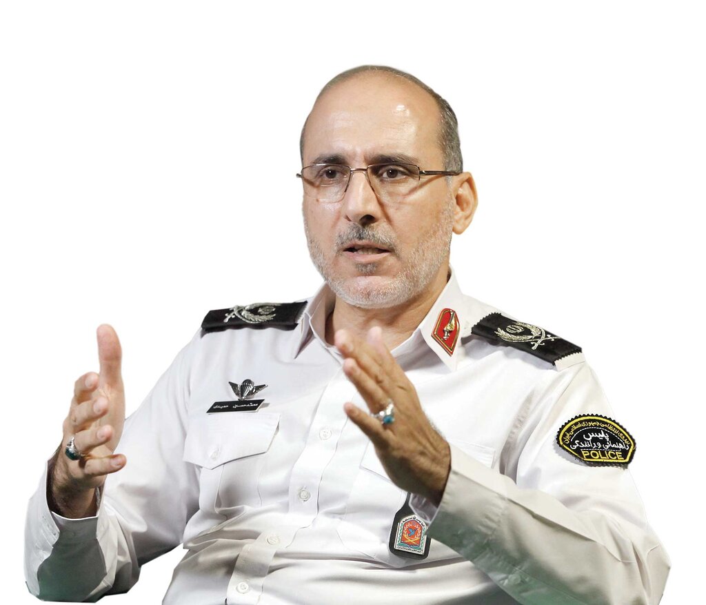 مستند باورنکردنی حمل چراغ راهنمایی در کولهپشتی ماموران