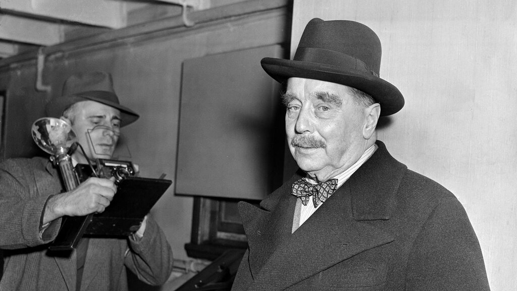 نویسندگان چپدست مشهور تاریخ چه کسانی هستند؟ | رمان مشهوری که با دست چپ نوشته شد