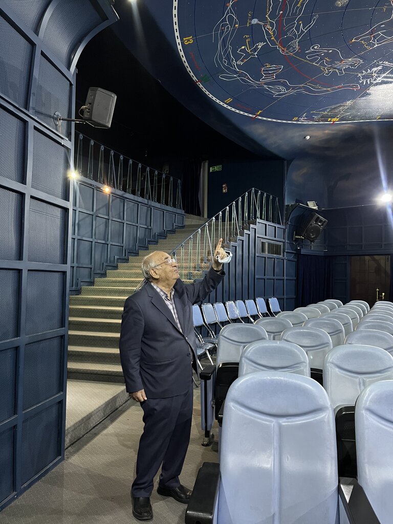 دیدار با سربههواترین ۸۶ساله تهران | کسی که از تاریخ تولد و مرگ خورشید و ستارگان خبر میدهد