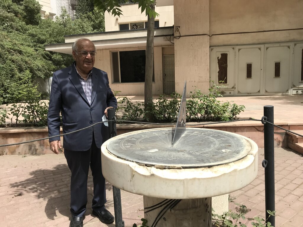 دیدار با سربه‌هواترین ۸۶ساله تهران | کسی که از تاریخ تولد و مرگ خورشید و ستارگان خبر می‌دهد