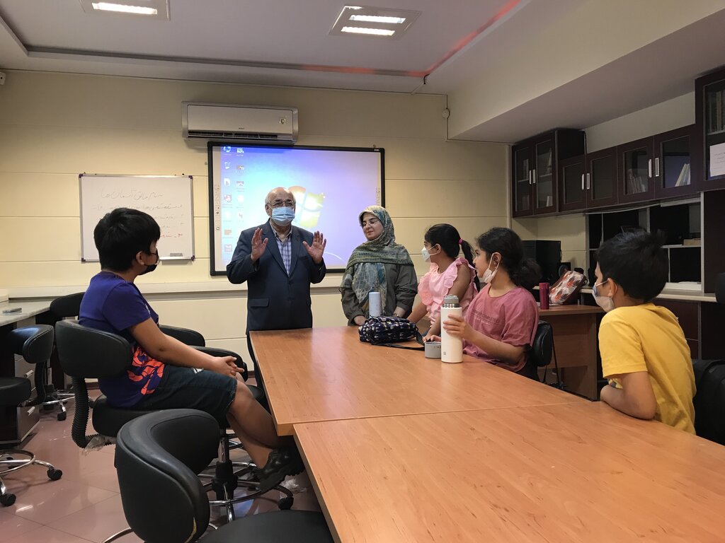 دیدار با سربههواترین ۸۶ساله تهران | کسی که از تاریخ تولد و مرگ خورشید و ستارگان خبر میدهد