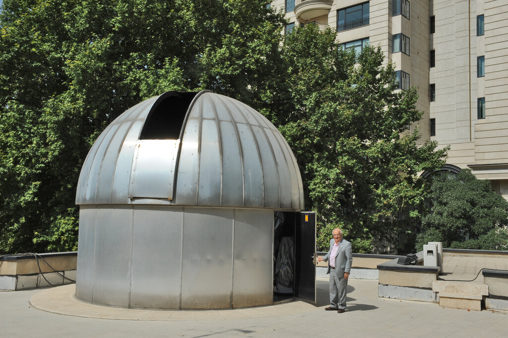 دیدار با سربههواترین ۸۶ساله تهران | کسی که از تاریخ تولد و مرگ خورشید و ستارگان خبر میدهد