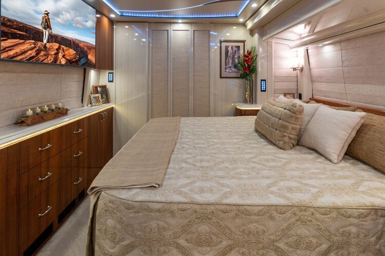 هتل ۵ ستاره بر روی ۸ چرخ | تصاویر اتوبوس ۶۵ میلیارد تومانی که یک کمپر فوق لوکس است