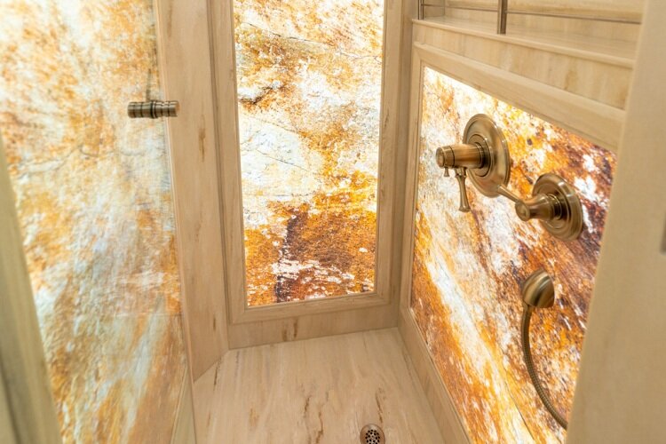 هتل ۵ ستاره بر روی ۸ چرخ | تصاویر اتوبوس ۶۵ میلیارد تومانی که یک کمپر فوق لوکس است