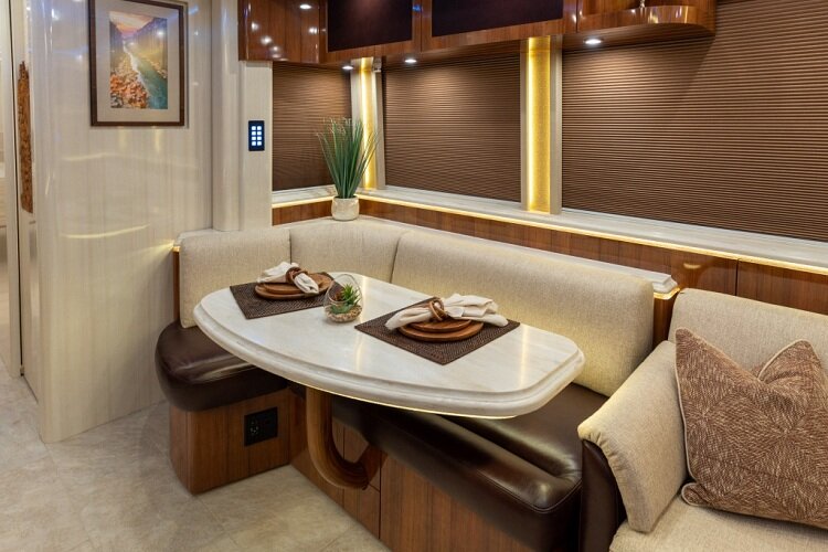 هتل ۵ ستاره بر روی ۸ چرخ | تصاویر اتوبوس ۶۵ میلیارد تومانی که یک کمپر فوق لوکس است