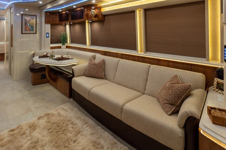 هتل ۵ ستاره بر روی ۸ چرخ | تصاویر اتوبوس ۶۵ میلیارد تومانی که یک کمپر فوق لوکس است