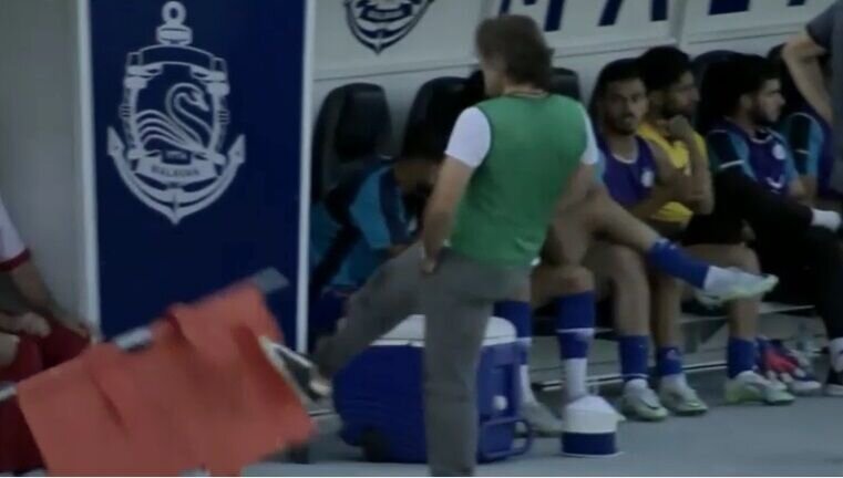 عکس | بازتاب لگد سرمربی استقلال به برانکارد هلالاحمر | رفتار ساپینتو جهانی شد