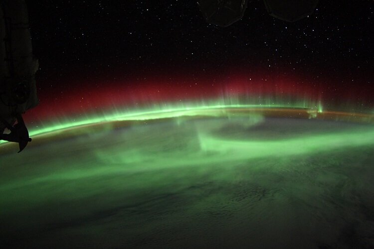 تصاویری خارق‌العاده از برخورد طوفان خورشیدی با زمین | زیبایی خطرناک از منظر ایستگاه فضایی