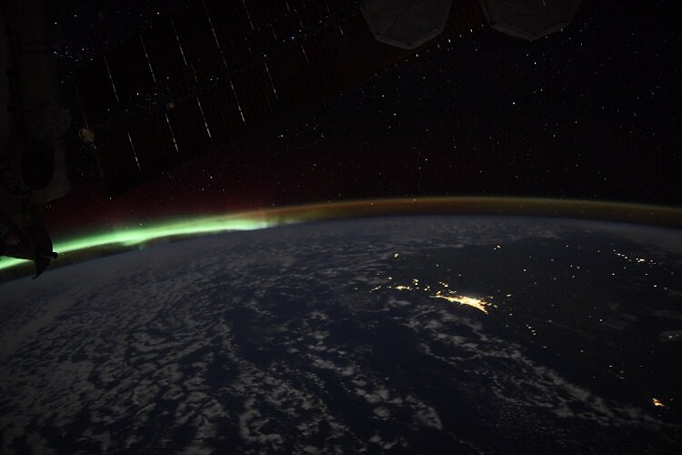 تصاویری خارق‌العاده از برخورد طوفان خورشیدی با زمین | زیبایی خطرناک از منظر ایستگاه فضایی