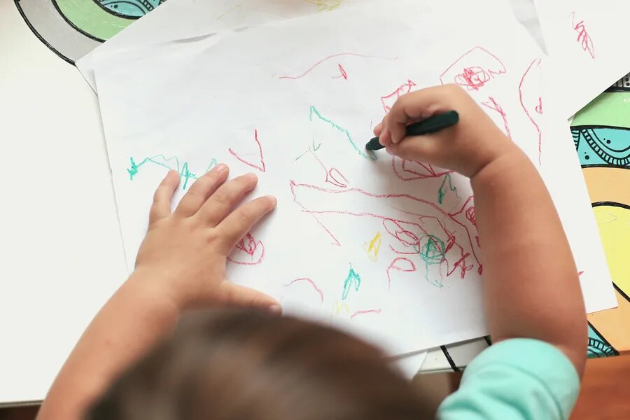 تصاویر | نشانه‌های طبیعی و غیر طبیعی نقاشی‌های بچه‌ها | اگر نقاشی کودک شما این نشانه‌ها را دارد از یک روانشناس کمک بگیرید