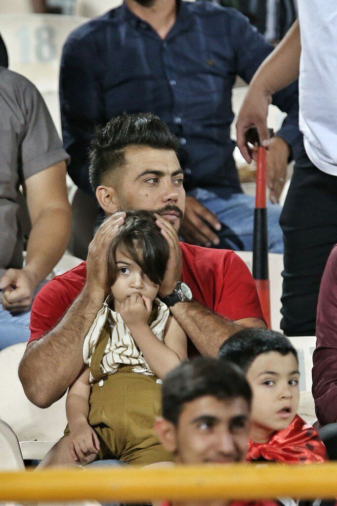 عکس | رفتار معنادار یک پدر با فرزندش بعد از فحاشی تماشاگران در بازی پرسپولیس