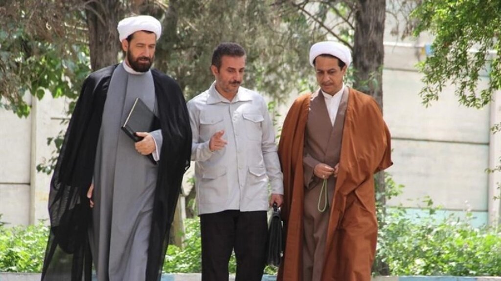 ببینید | تو زندان حسابی ازت پذیرایی کردن! | سیدجواد هاشمی در نقش شهید رجایی و فرهاد جم در نقش شهید باهنر