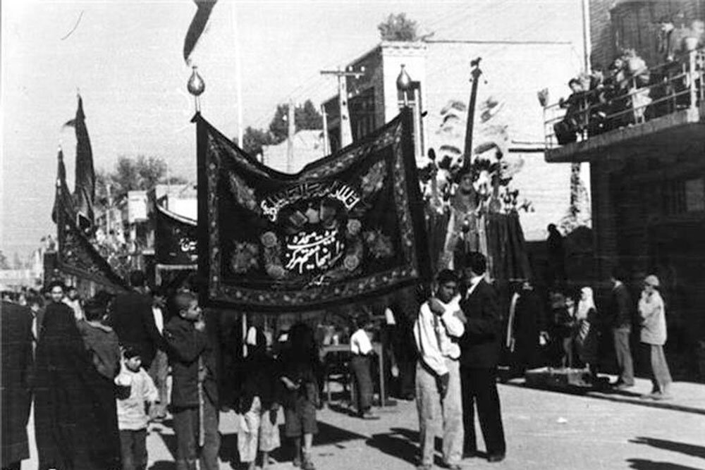 انقلاب با رمز امام حسین(ع) پیروز شد