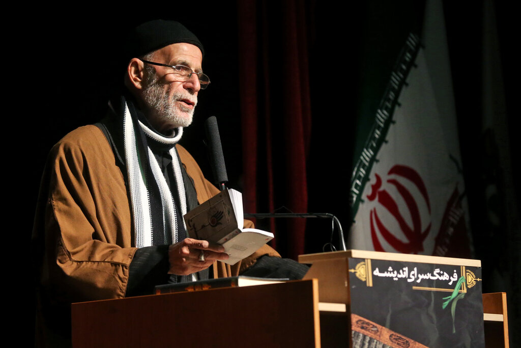 استاد سازگار: رهبری گفت با اشعارم عرش را به فرش پیوند می‌زنم!