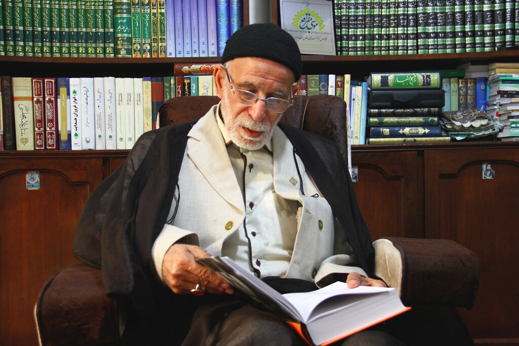 غلامرضا سازگار بیاستادی، بیسوادی و بیتقوایی را از آفتهای مداحی میداند | دیدگاه رهبر معظم انقلاب درباره اشعار این پیرغلام اهل بیت(ع)