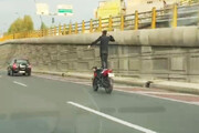 ببینید | عجیب‌ترین شیوه موتورسواری در اتوبان‌های تهران | وقتی موتورسوار سلام نظامی می‌دهد!