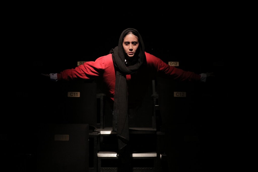 نمایشها دیگر شبیه تئاتر نیست | بازیگران میخواهند از تئاتر به سینما برسند و صبوری هم ندارند | روایت یک کارگردان از غده سرطانی در تئاتر