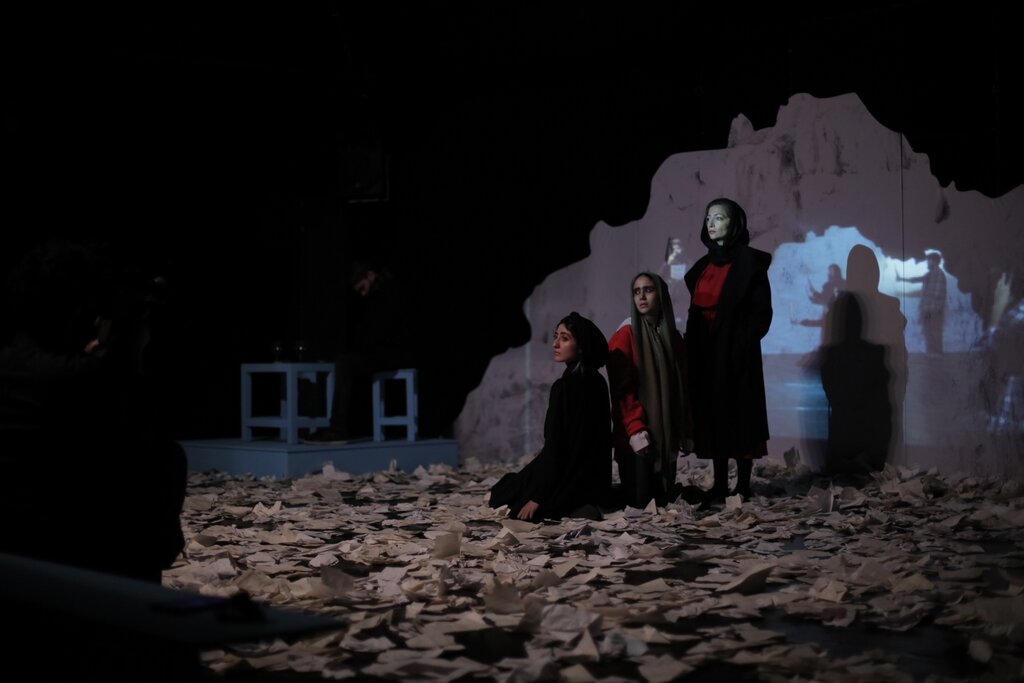 نمایشها دیگر شبیه تئاتر نیست | بازیگران میخواهند از تئاتر به سینما برسند و صبوری هم ندارند | روایت یک کارگردان از غده سرطانی در تئاتر