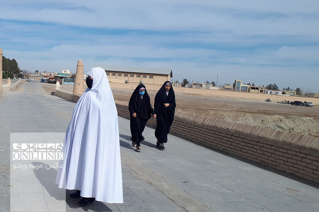 ببینید | آوازخوانی حاج ابراهیم برای گاو پاکستانیاش ؛ گاوی که سبب رونق گردشگری ورزنه شد! | شهر چادرسفیدهای ایران کجاست؟