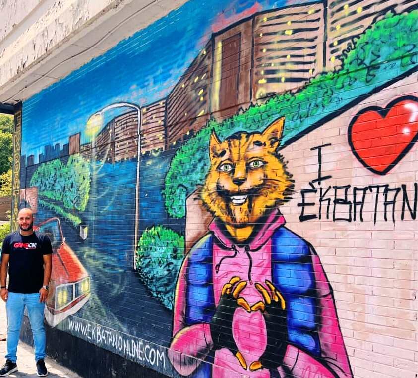 وقتی یک جوان دهه شصتی اکباتان را رصد میکند | ماجرای وحشت اهالی از عروسک ترسناک روی فنسها چه بود؟