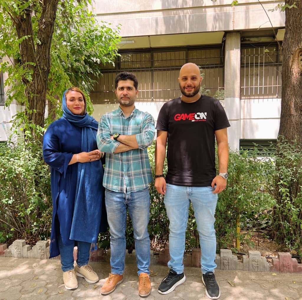 وقتی یک جوان دهه شصتی اکباتان را رصد میکند | ماجرای وحشت اهالی از عروسک ترسناک روی فنسها چه بود؟