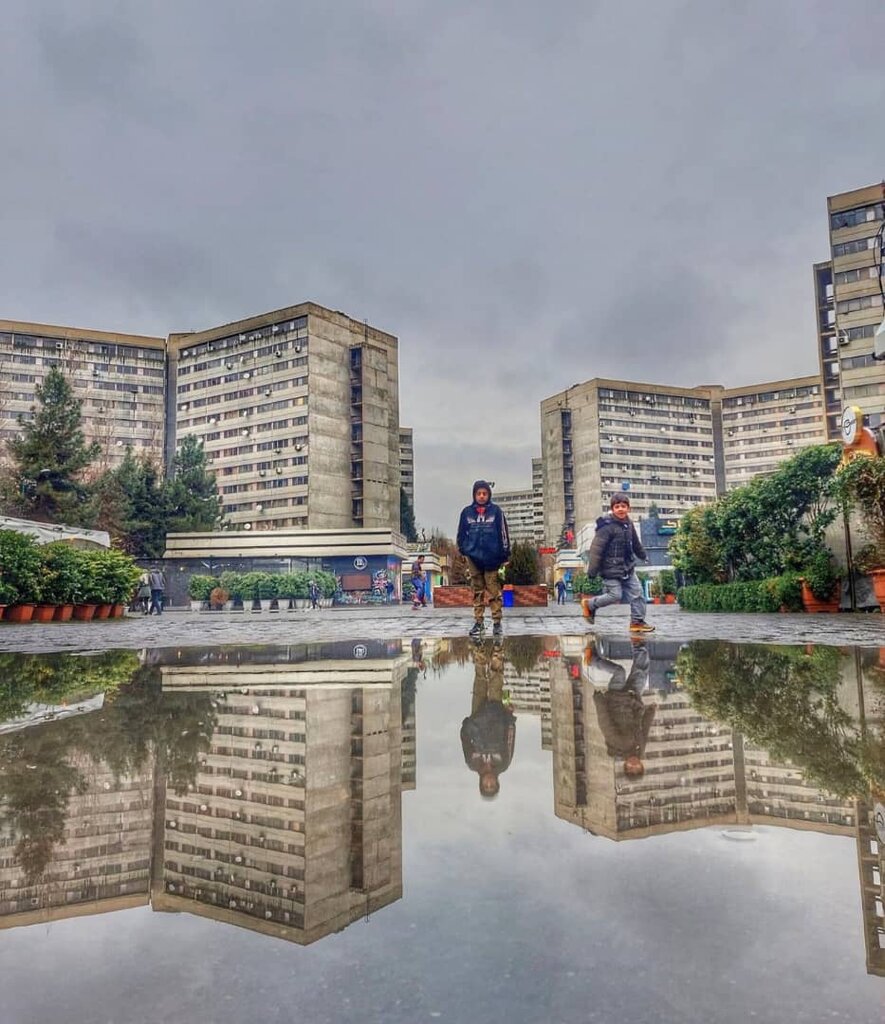 وقتی یک جوان دهه شصتی اکباتان را رصد میکند | ماجرای وحشت اهالی از عروسک ترسناک روی فنسها چه بود؟