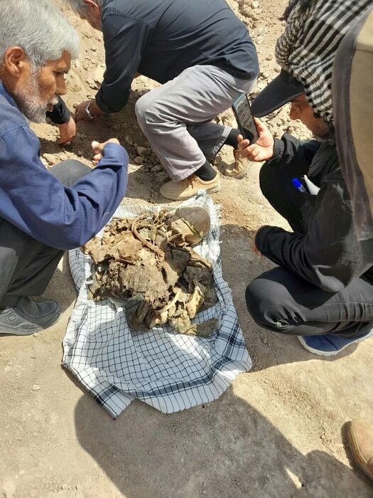 عکس | کشف پیکر یک شهید در هنگام آمادهسازی مواکب شلمچه | پیکر شهید با لباس نظامی و پیشانیبند