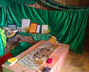 زائران این امامزاده کوهنوردان هستند | بیبی زرینقمر و ماجرای شکافتن سنگ