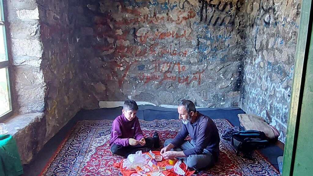 زائران این امامزاده کوهنوردان هستند | بیبی زرینقمر و ماجرای شکافتن سنگ