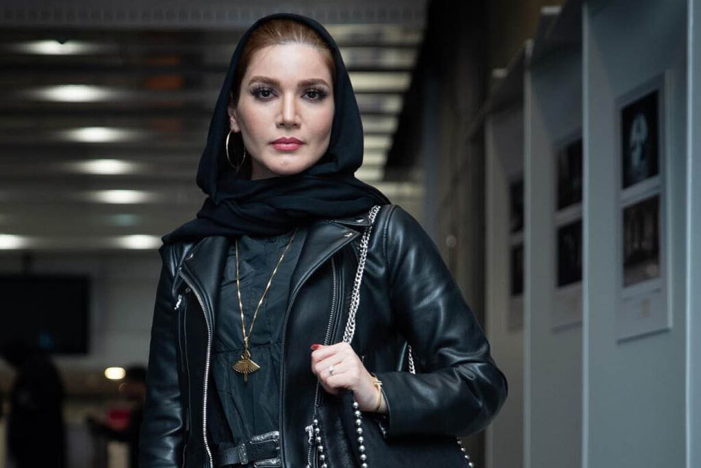 خانم بازیگر در حلقه بادیگاردهایش 