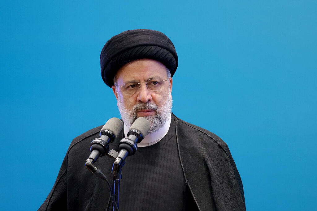 عکس | حجاب متفاوت دانشجویان دختر در عکس یادگاری با رئیسی | جشن آغاز سال تحصیلی با رئیس جمهور در دانشگاه الزهرا (س) رئیسی