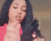 ببینید | لحظه عجیب شلیک یک دختر به سرش در لایو اینستاگرام برای جذب فالوور!