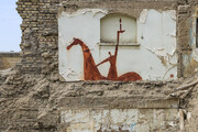 تصاویر | نقاشی‌های سرخ و مرموز میرزا حمید در نیویورک | راز استفاده از خاک سرخ در گرافیتی‌های بنکسی ایران