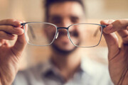 چطور عینک مطالعه انتخاب کنیم؟ | چه وقتی عینک داروخانه‌ای مشکلتان را حل نمی‌کند؟