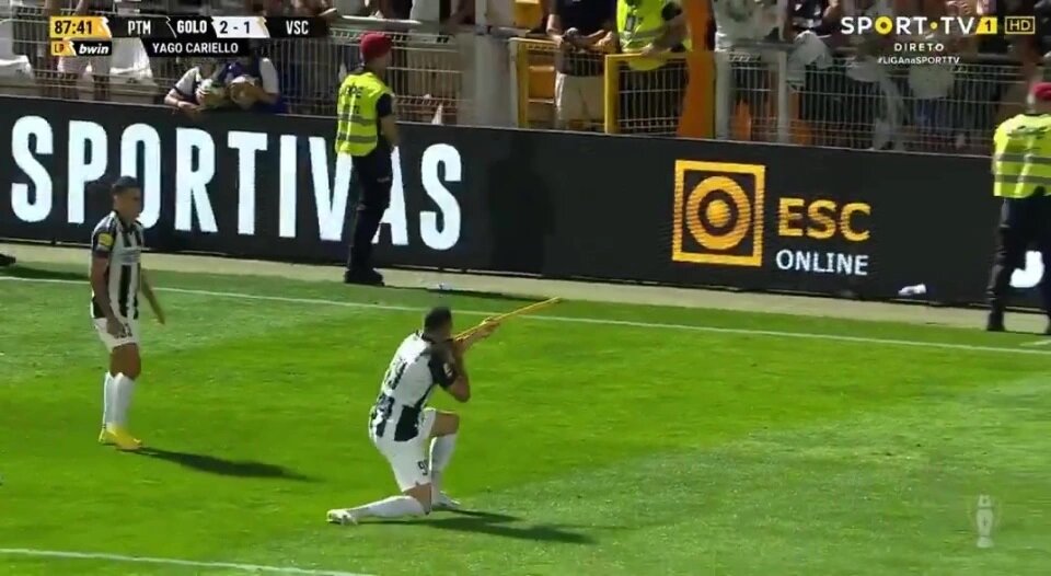 تصاویر | شادی جنجالی پس از گل جهانی شد | پرچم کرنر در نقش تفنگ و شلیک به نژادپرستها!