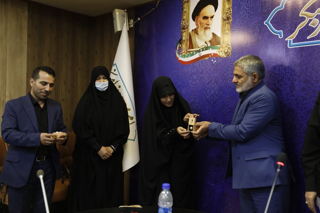 بانوی آمر به معروف یزدی «سفیر کشوری جهاد تبیین طرح عفاف و حجاب» شد | شرط ستاد امر به معروف و نهی از منکر برای پس گرفتن شکایت از رئیس قطار تهران - یزد