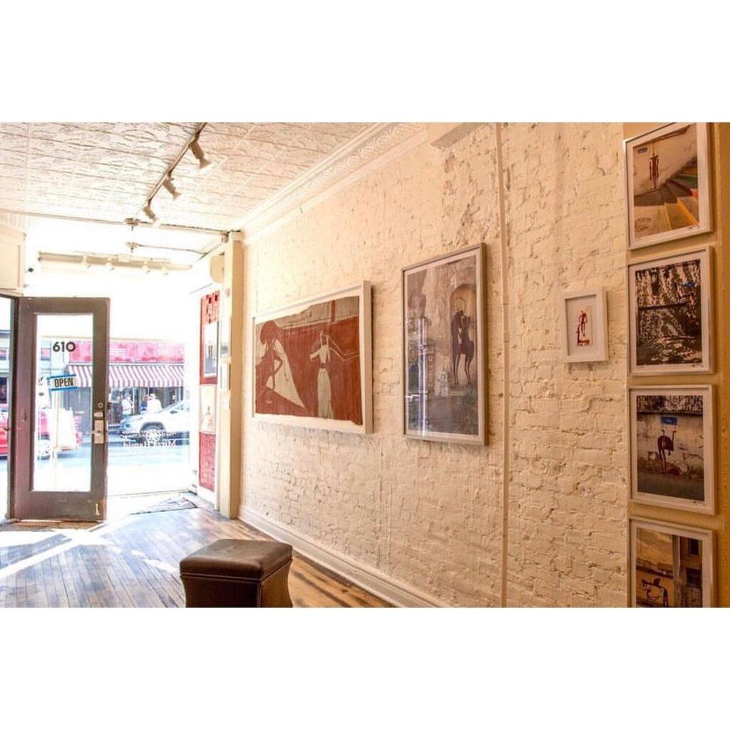 تصاویر | نقاشیهای سرخ و مرموز میرزا حمید در نیویورک | راز استفاده از خاک سرخ در گرافیتیهای بنکسی ایران