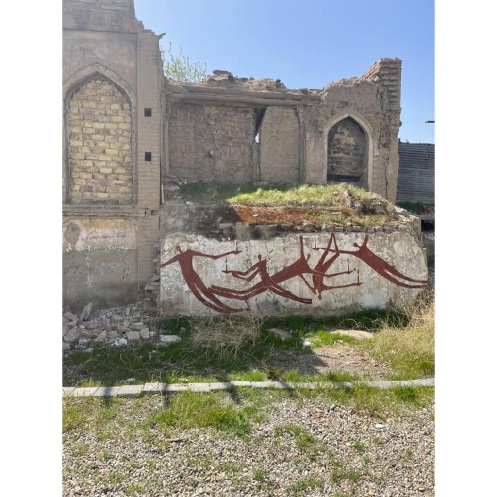 تصاویر | نقاشیهای سرخ و مرموز میرزا حمید در نیویورک | راز استفاده از خاک سرخ در گرافیتیهای بنکسی ایران