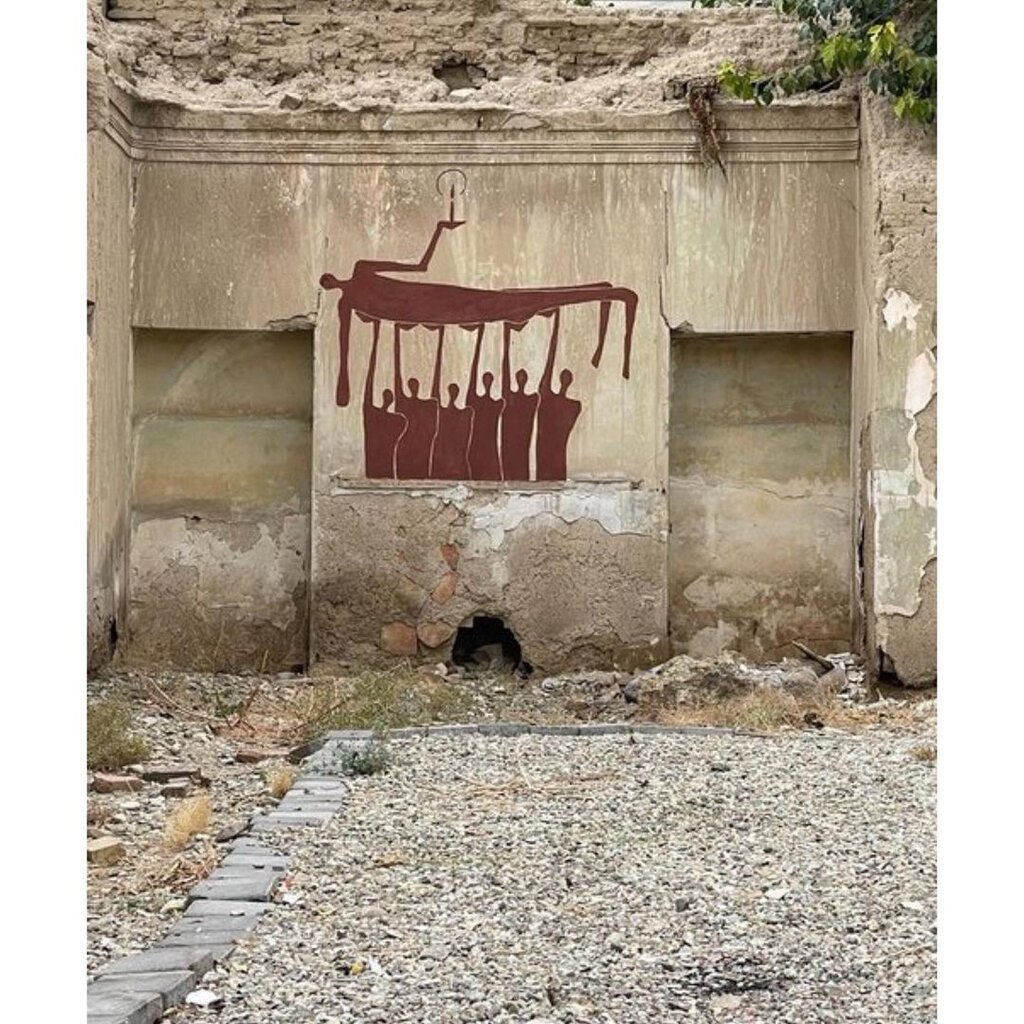 تصاویر | نقاشی‌های سرخ و مرموز میرزا حمید در نیویورک | راز استفاده از خاک سرخ در گرافیتی‌های بنکسی ایران
